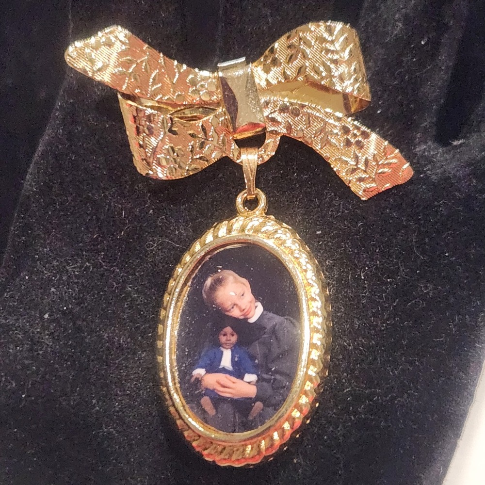 Vintage Gold Tone Bow Brooch with Oval Photo Frame Pendant Charm - Picture 3 of 10